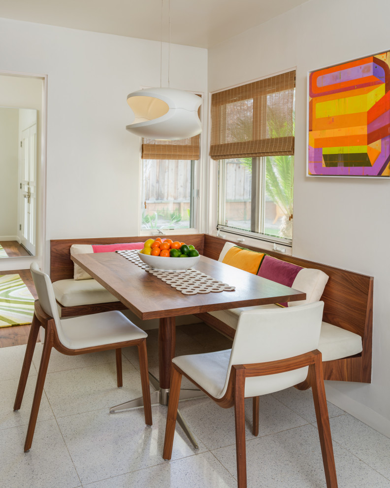 Ispirazione per una sala da pranzo minimalista di medie dimensioni con pavimento bianco, pareti bianche e pavimento in legno verniciato