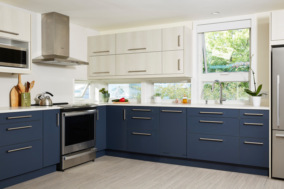 Offene, Kleine Moderne Küche ohne Insel in L-Form mit blauen Schränken, Küchengeräten aus Edelstahl und weißer Arbeitsplatte in Minneapolis