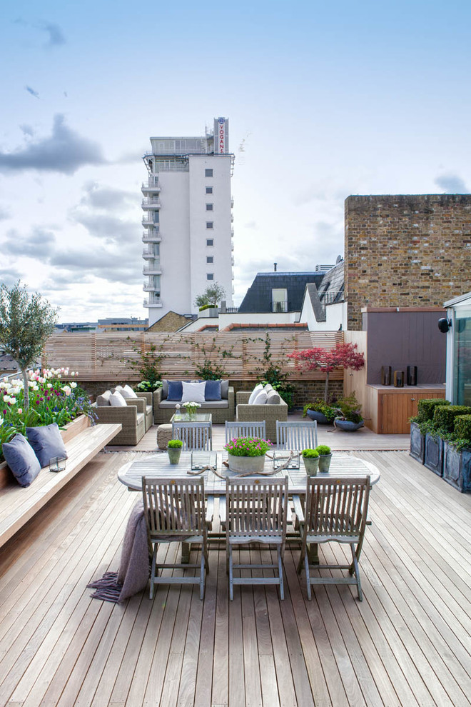 Inspiration for a transitional rooftop and rooftop deck in London with no cover.