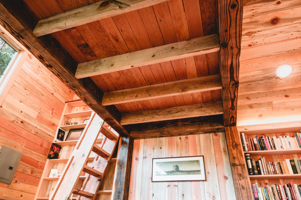 На фото: маленькая домашняя мастерская в стиле рустика с разноцветными стенами, паркетным полом среднего тона, отдельно стоящим рабочим столом, разноцветным полом, потолком из вагонки и панелями на стенах для на участке и в саду
