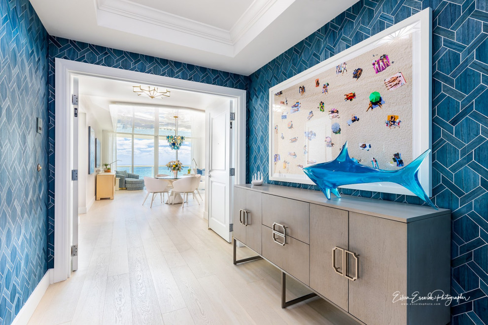 高級な中くらいなビーチスタイルのおしゃれな玄関ロビー (青い壁、淡色無垢フローリング、白いドア、ベージュの床、折り上げ天井、壁紙) の写真