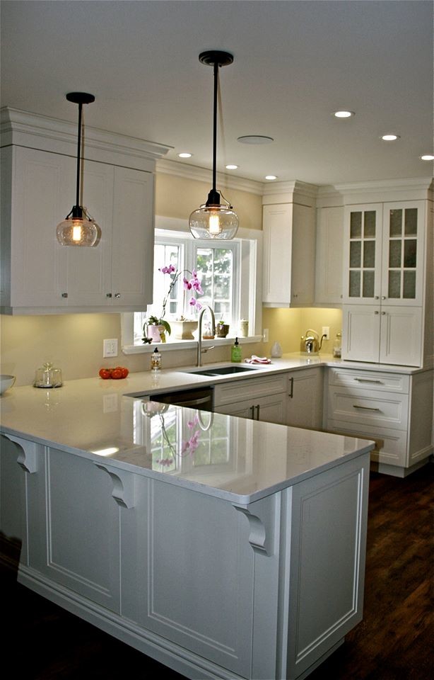 Example of a transitional kitchen design in Toronto