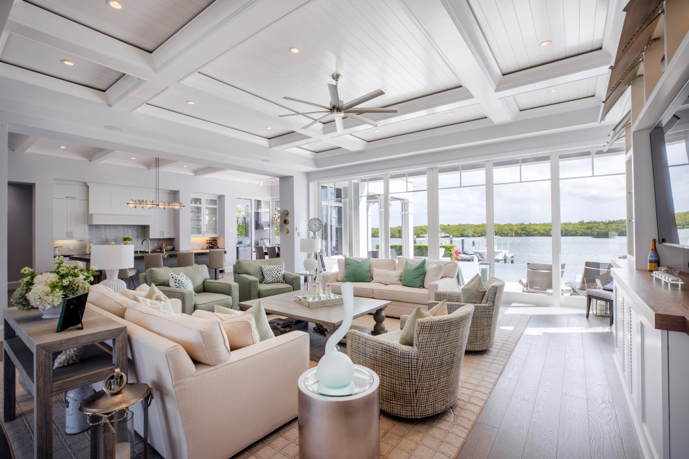 Esempio di un soggiorno costiero aperto con pareti bianche, pavimento in terracotta, TV a parete, pavimento beige e soffitto in perlinato
