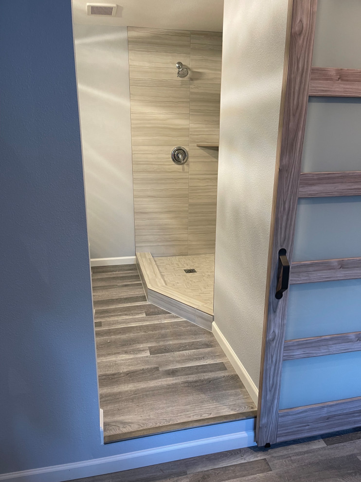 Идея дизайна: ванная комната среднего размера в современном стиле с угловым душем, бежевой плиткой, керамической плиткой, белыми стенами, полом из винила, серым полом и открытым душем