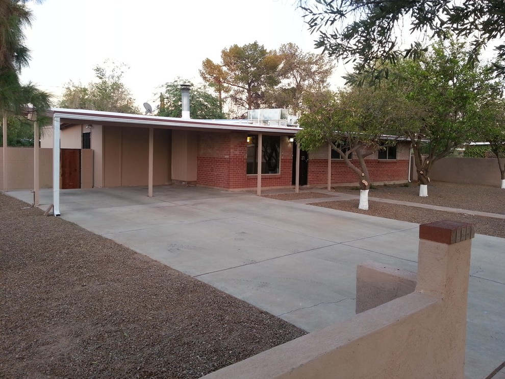 Example of a mountain style home design design in Phoenix