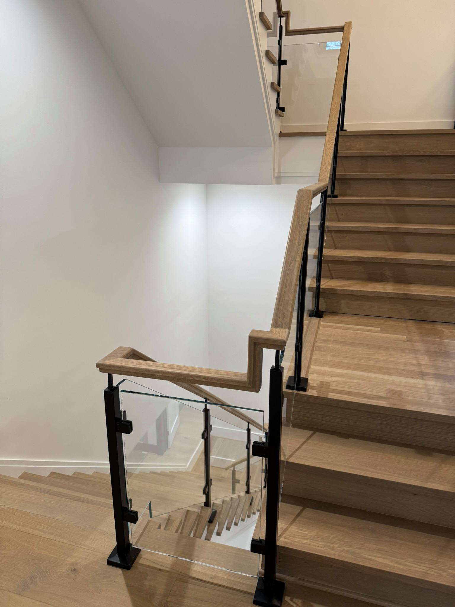 134_Modern White Oak Stair with Glass Balustrade, Vienna, VA 22180