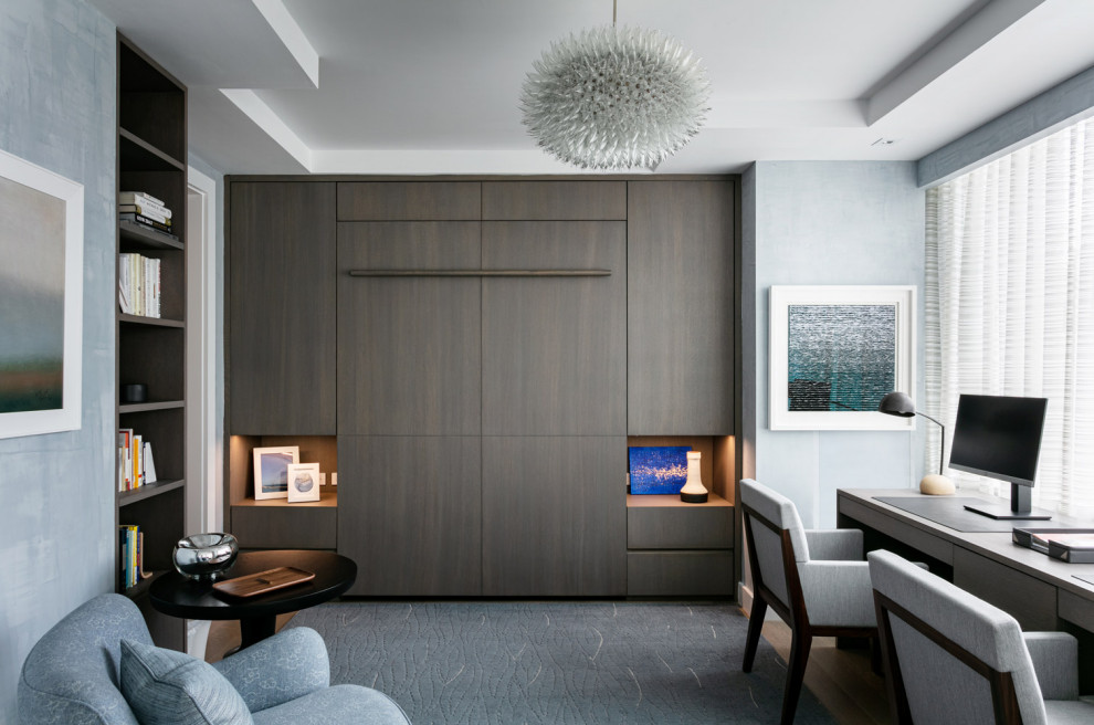 Стильный дизайн: домашняя мастерская среднего размера в современном стиле с синими стенами, паркетным полом среднего тона и отдельно стоящим рабочим столом без камина - последний тренд