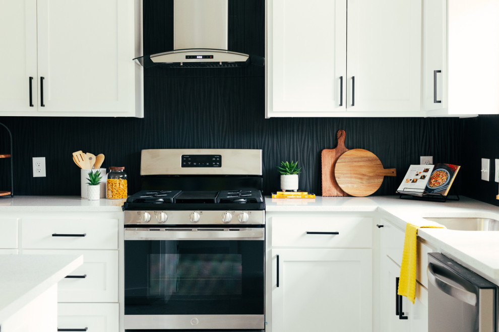 Свежая идея для дизайна: кухня среднего размера в современном стиле с синим фартуком и белой столешницей - отличное фото интерьера