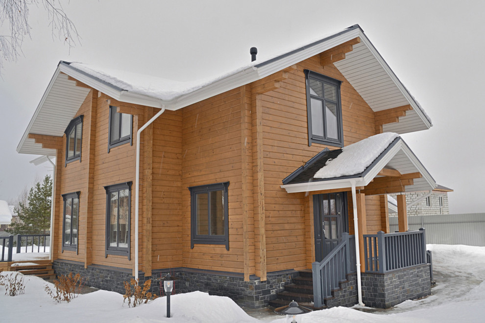 Дом из бруса с цоколем из камня