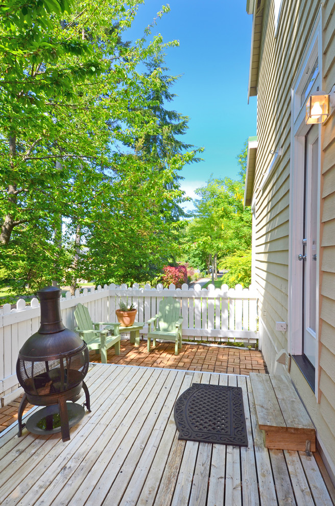 Eclectic deck photo in Seattle
