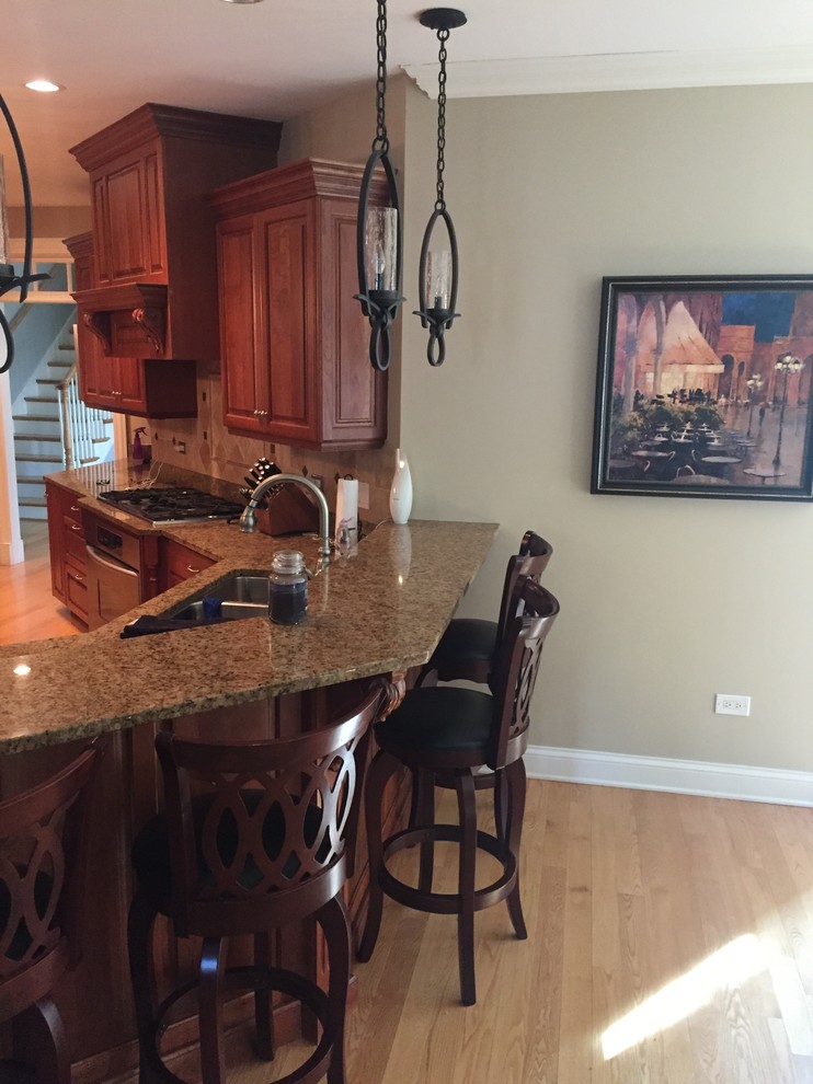Large transitional u-shaped kitchen photo in Chicago