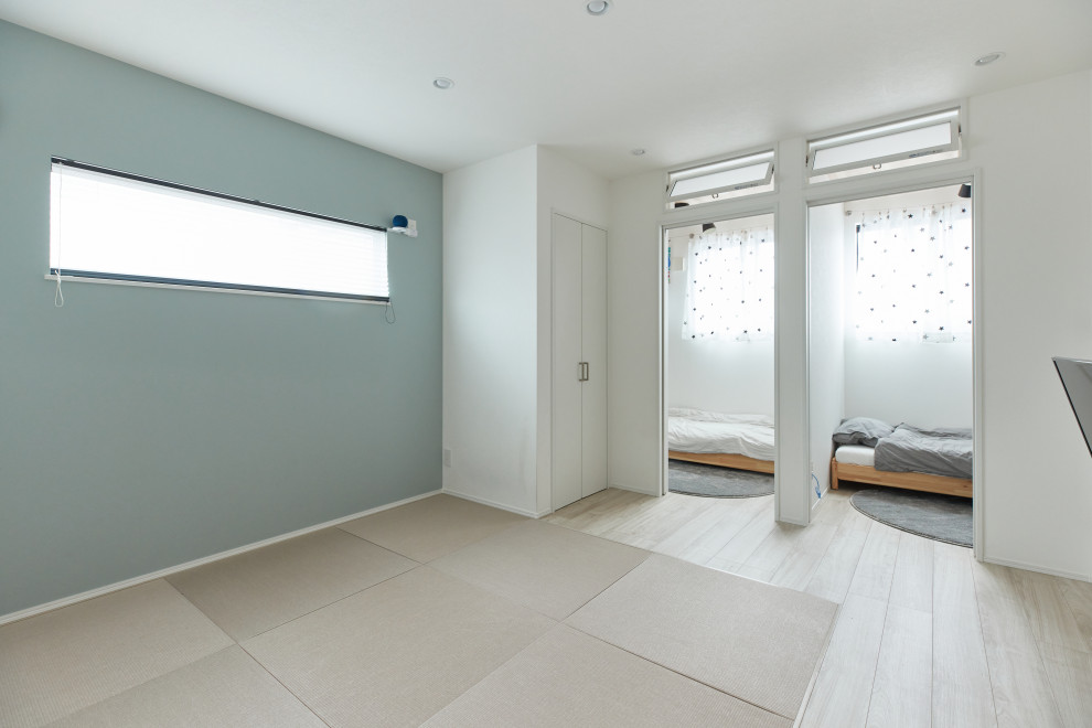Exemple d'une chambre d'enfant de 4 à 10 ans moderne de taille moyenne avec un mur blanc, un sol en contreplaqué, un sol blanc, un plafond en papier peint et du papier peint.