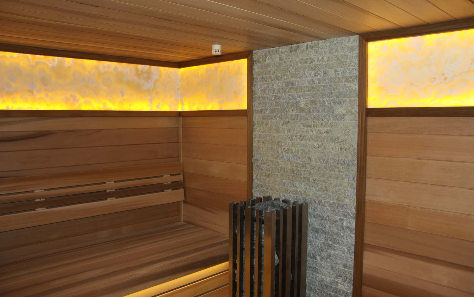 Сауна из кедра панно из оникса