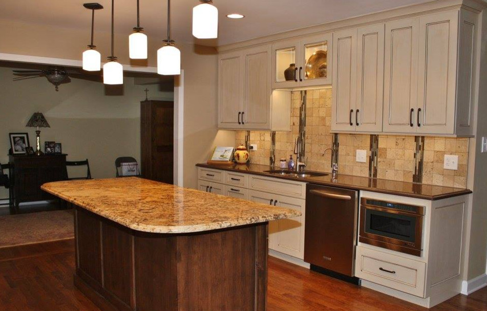 Example of a transitional kitchen design in Chicago