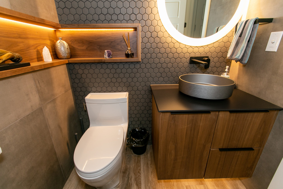 Пример оригинального дизайна: маленькая ванная комната в стиле модернизм с душевой кабиной для на участке и в саду