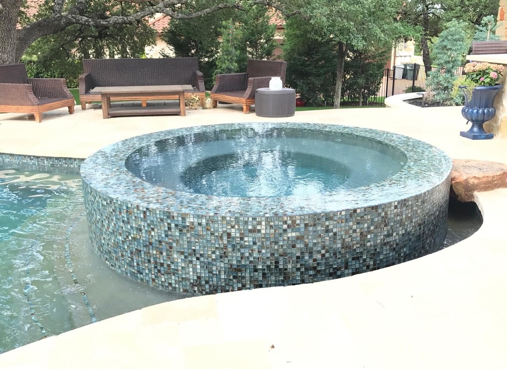 Example of a mountain style pool design in Austin