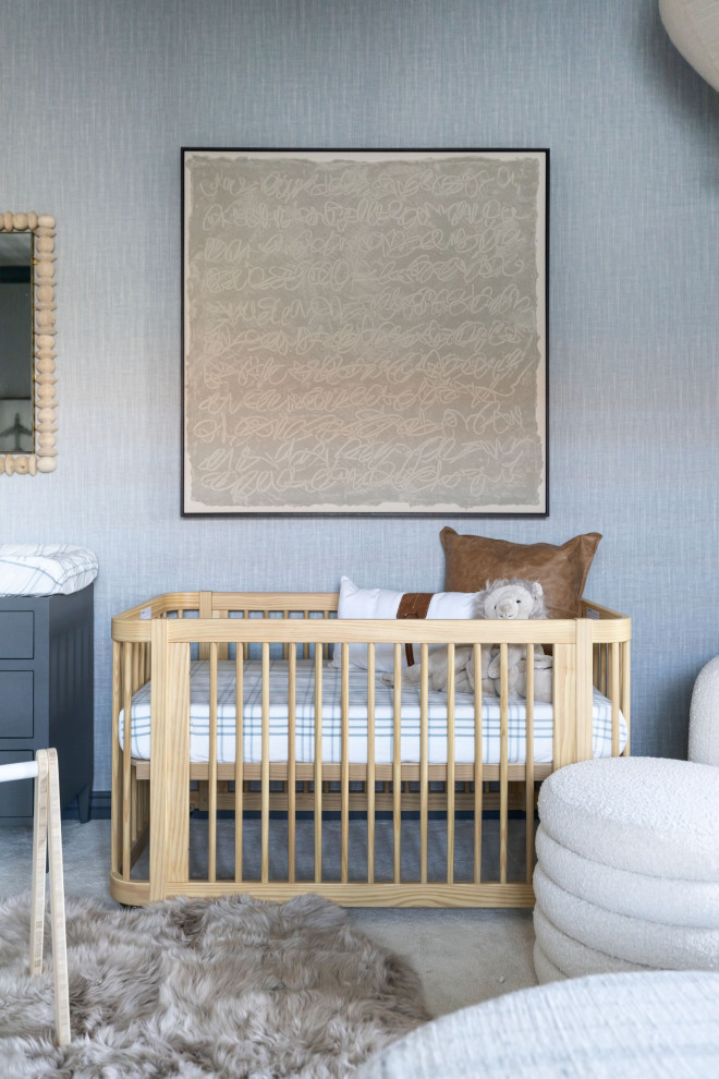 Идея дизайна: большая комната для малыша в морском стиле с синими стенами, ковровым покрытием, бежевым полом, потолком с обоями и обоями на стенах для мальчика
