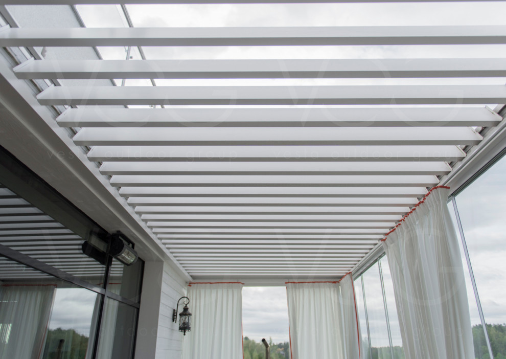 Пергола Renson Algarve и фасадное безрамное остекление Sunflex