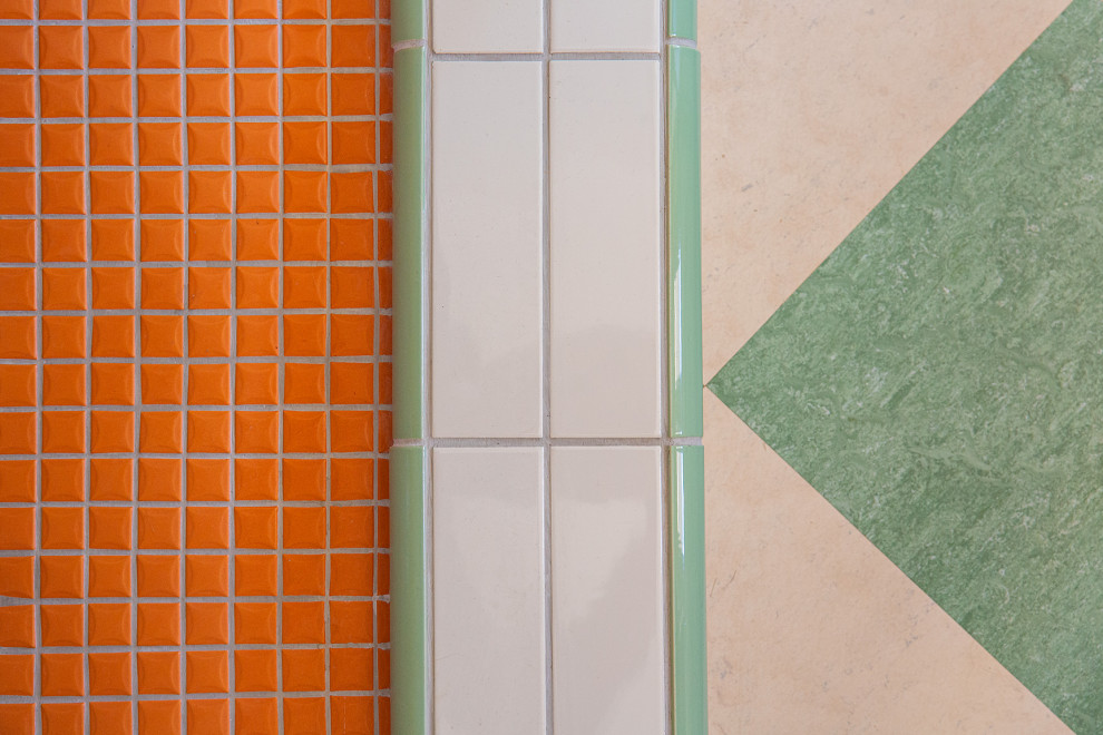 Ejemplo de cuarto de baño ecléctico pequeño con suelo de linóleo, aseo y ducha y suelo verde