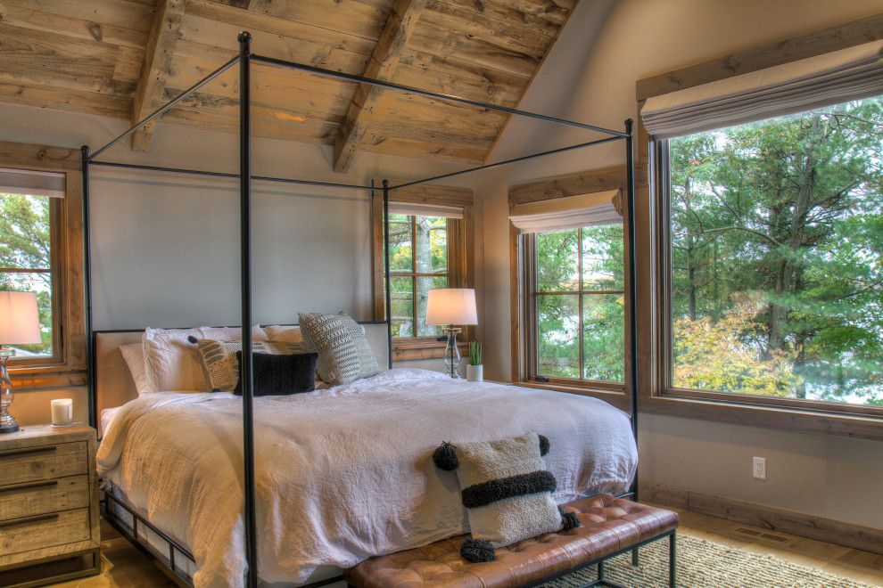 Imagen de dormitorio principal y abovedado clásico renovado de tamaño medio con paredes blancas, suelo de madera clara y suelo beige