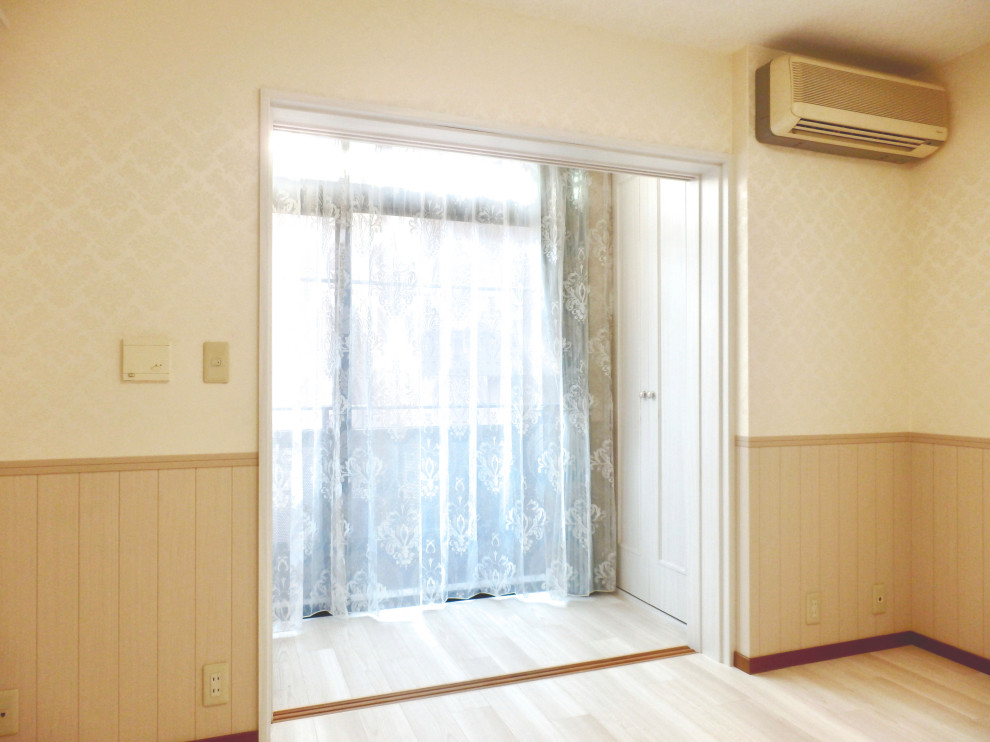 Ejemplo de dormitorio principal y blanco mediterráneo de tamaño medio sin chimenea con paredes blancas, suelo de contrachapado, suelo beige, papel pintado y papel pintado