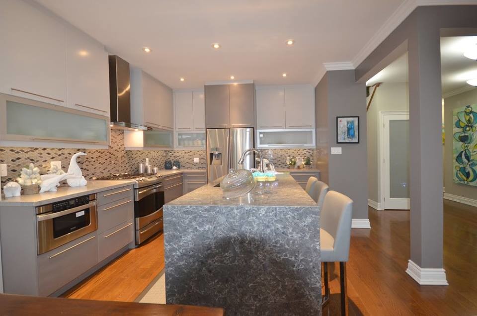 Example of a transitional kitchen design in Toronto