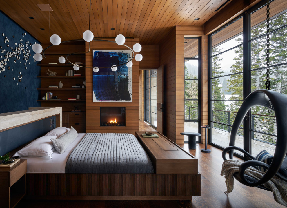 Источник вдохновения для домашнего уюта: огромная хозяйская спальня в стиле модернизм с коричневыми стенами, паркетным полом среднего тона, коричневым полом и деревянным потолком