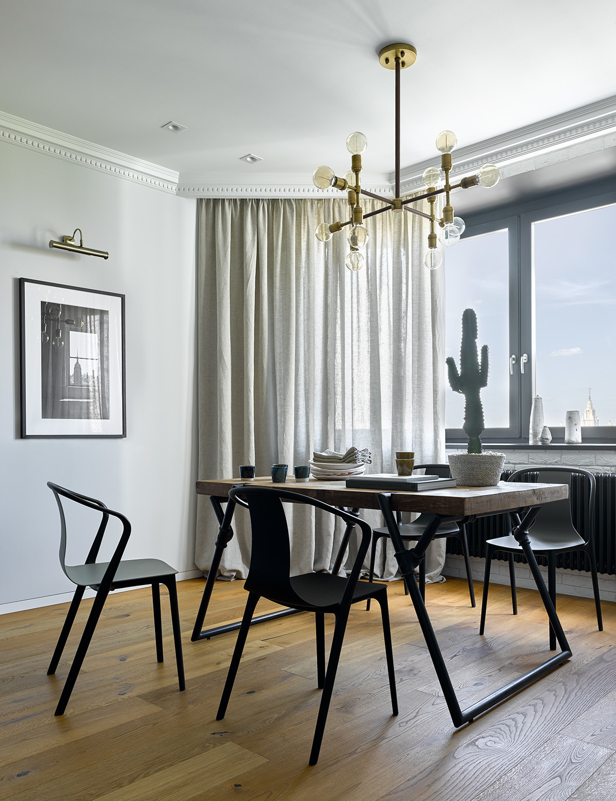 Современный интерьер с элементами индустриального стиля для семьи с двумя детьми