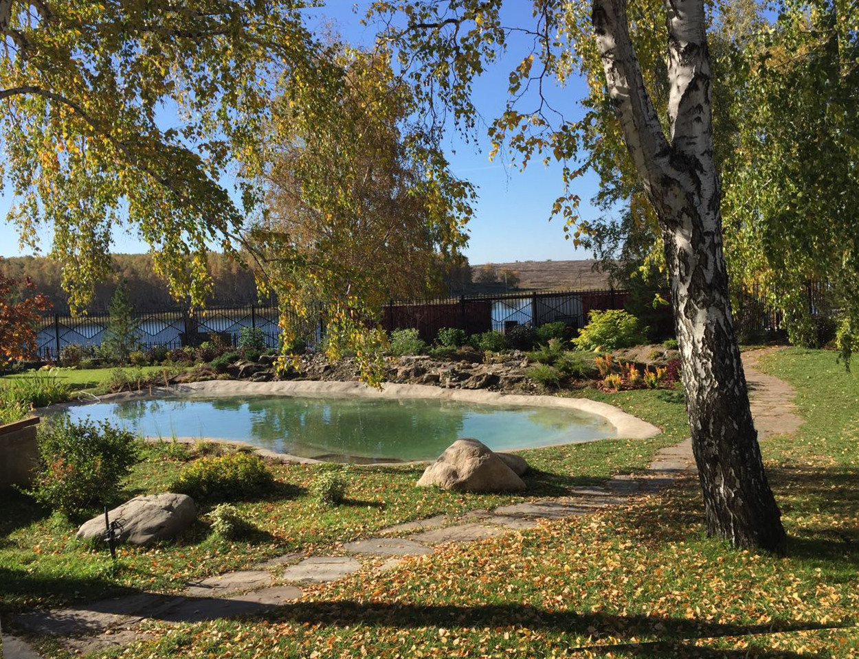 Сад с водоемом