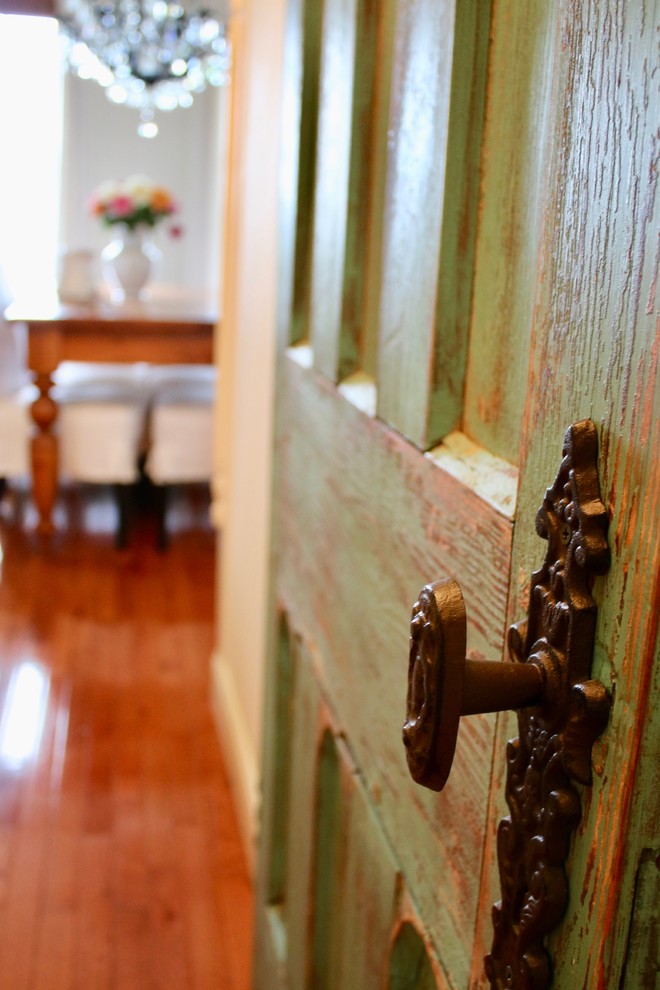 Idée de décoration pour une buanderie champêtre avec des portes de placard turquoises et un sol en bois brun.