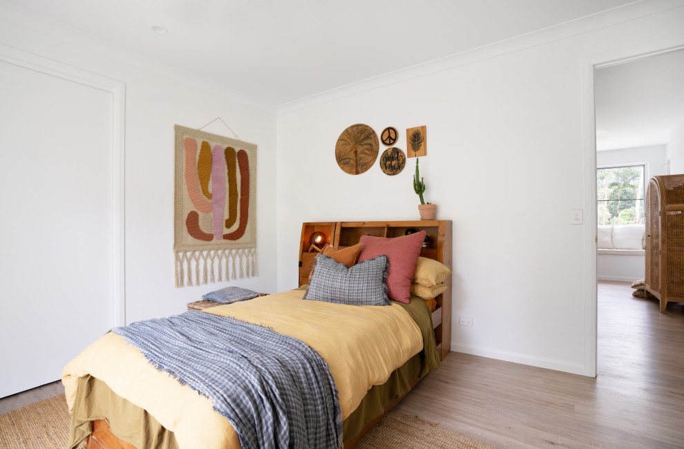 Réalisation d'une chambre marine de taille moyenne avec un mur blanc, un sol en vinyl et un sol beige.