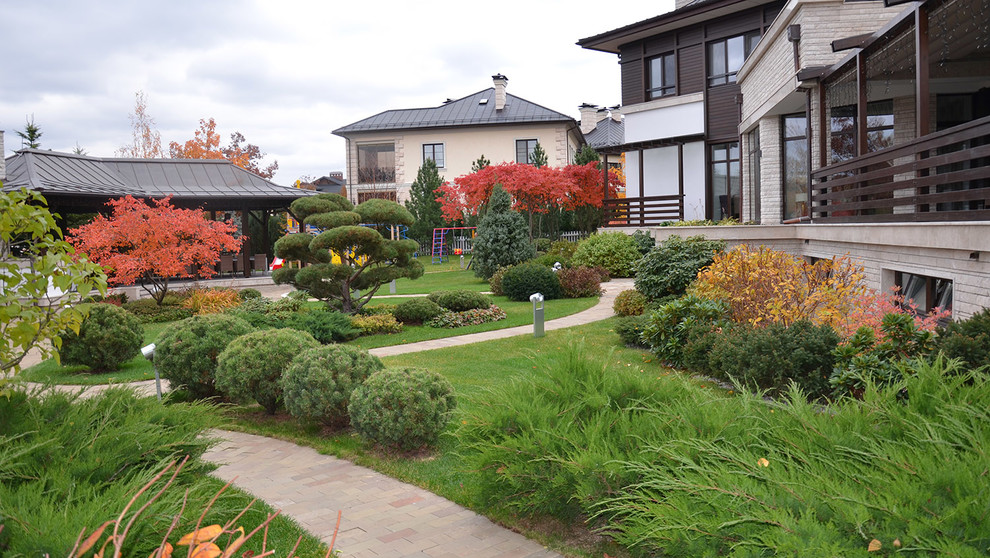 Design ideas for a mid-sized contemporary full sun garden for fall in Moscow with brick pavers and a garden path.