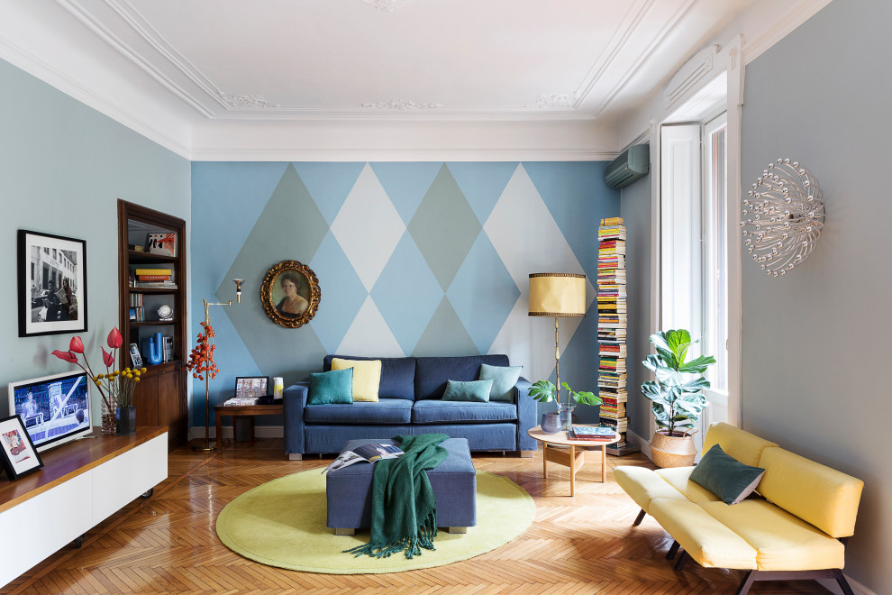 Eklektisk inredning av ett mellanstort vardagsrum, med flerfärgade väggar och ljust trägolv