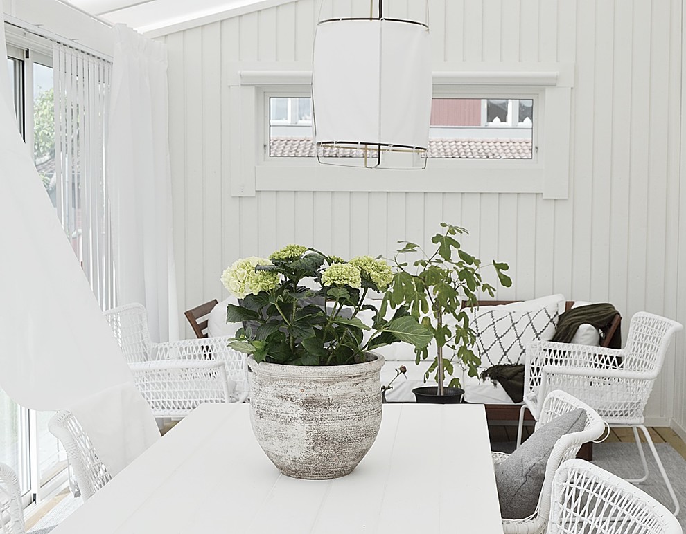 This is an example of a scandinavian sunroom in Orebro.
