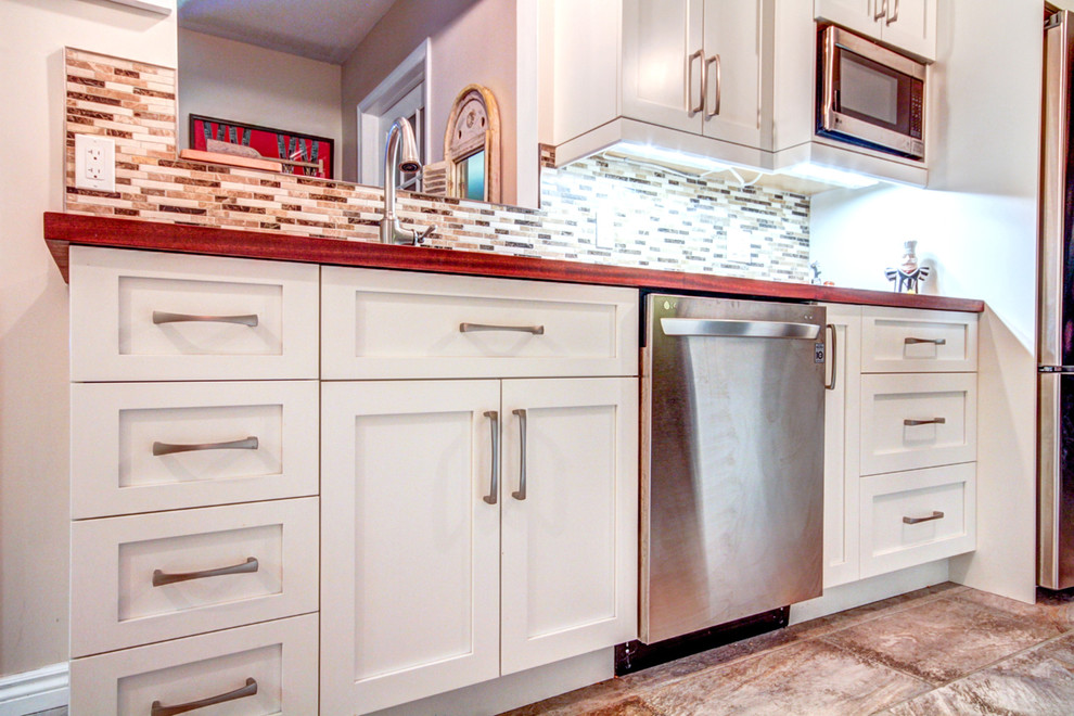 Transitional kitchen photo in Toronto