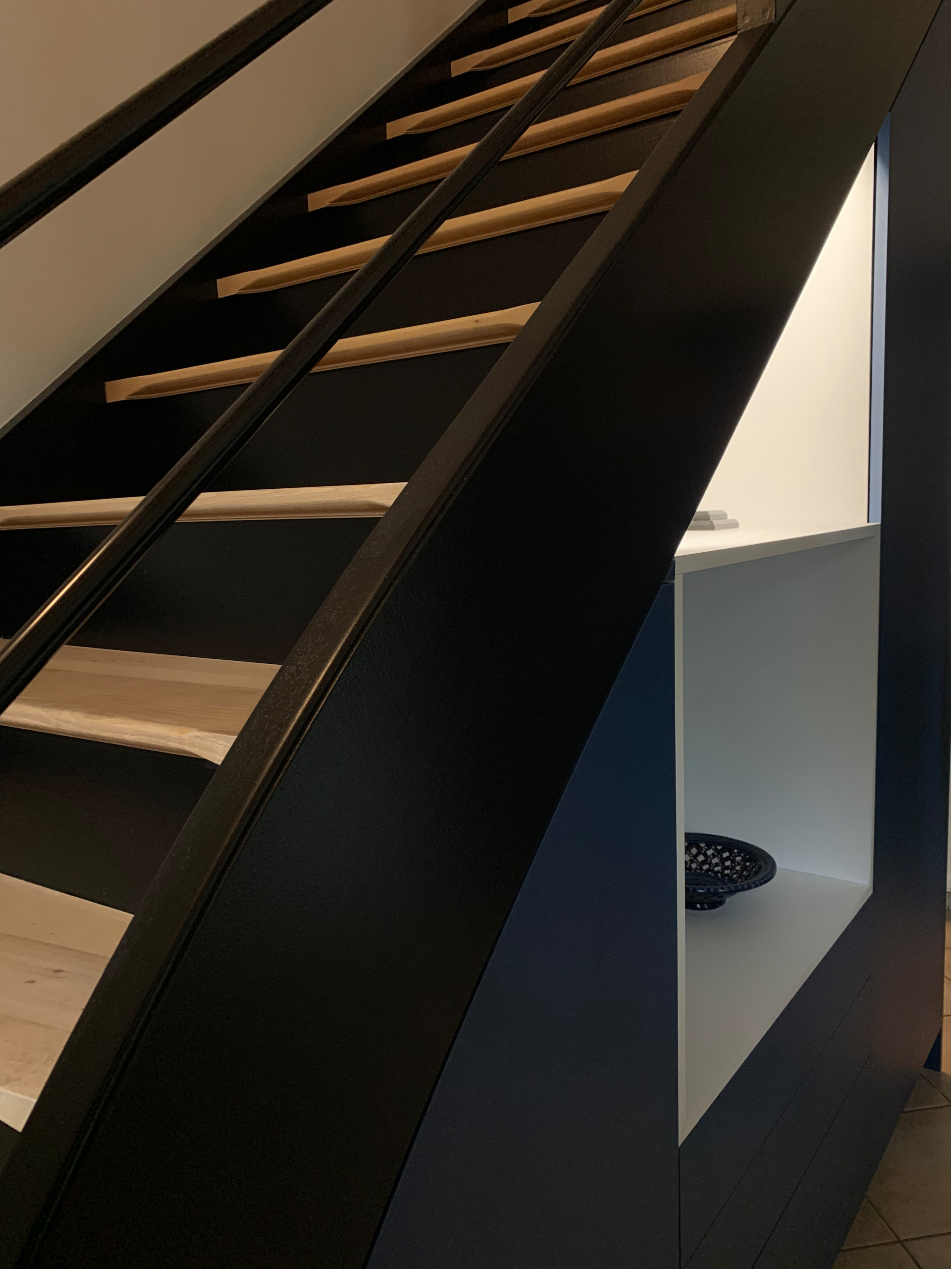 Design Mobilier - Agencement sur mesure-création de rangenements sous escalier
