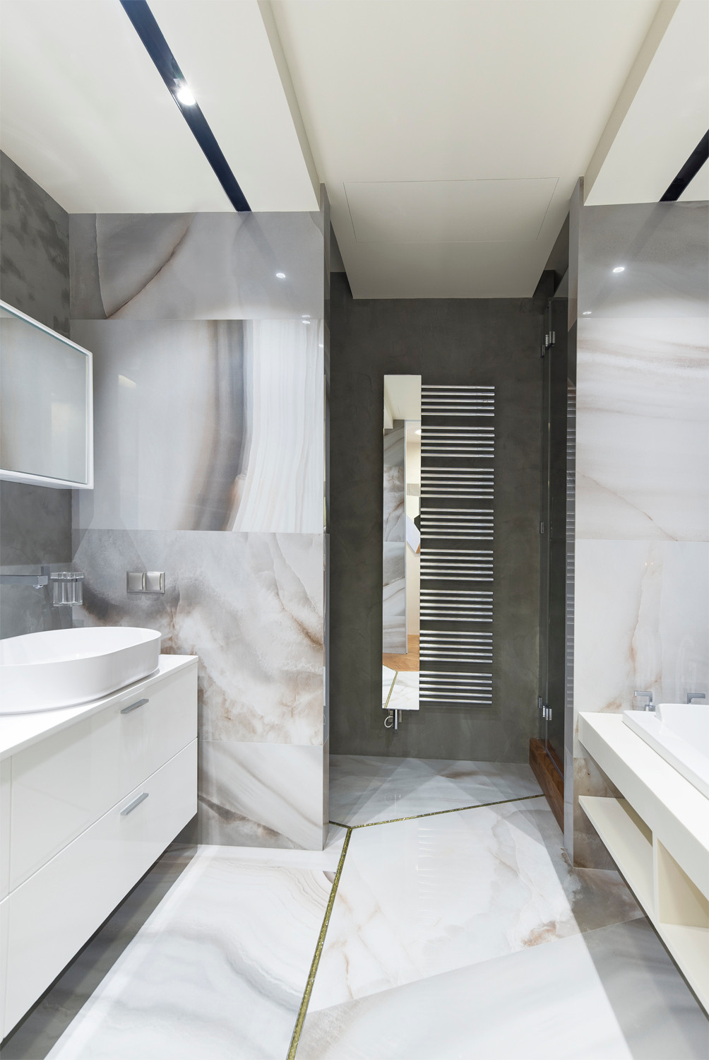 Ванная из оникса, снятая тремя разными сценариями освещения. ЖК "Алые Паруса".