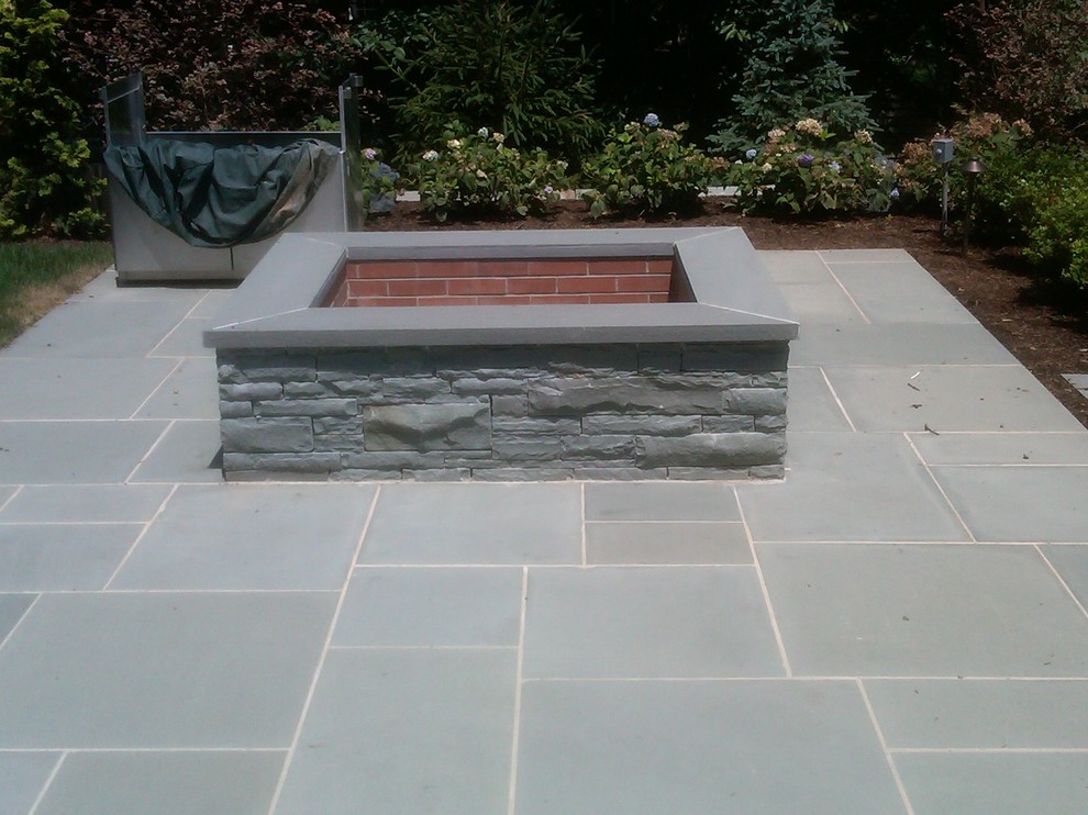 Design ideas for a traditional patio in New York.