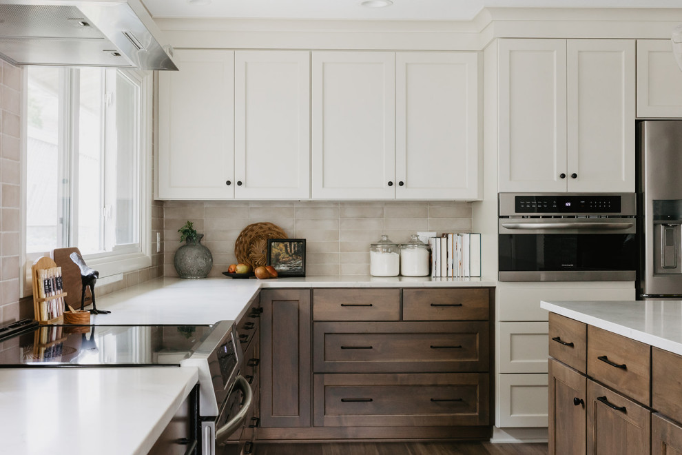 Eat-in kitchen - mid-sized transitional l-shaped vinyl floor and brown floor eat-in kitchen idea with an undermount sink, shaker cabinets, medium tone wood cabinets, quartz countertops, beige backsplash, porcelain backsplash, stainless steel appliances, an island and white countertops
