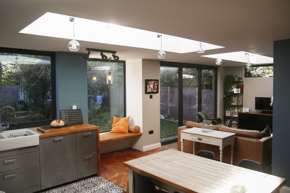 На фото: маленькая кухня-столовая в стиле лофт с синими стенами и светлым паркетным полом для на участке и в саду