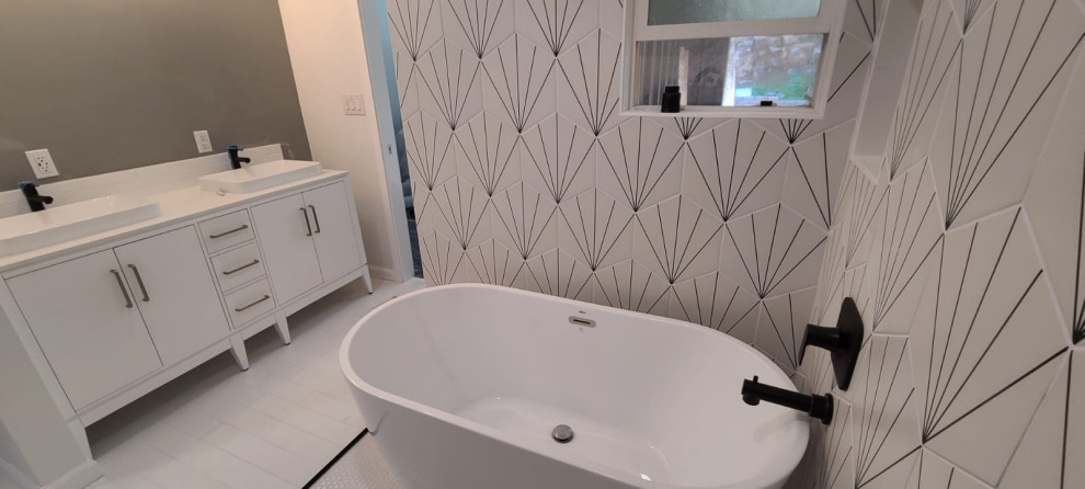 Cette image montre une salle de bain avec meuble double vasque.