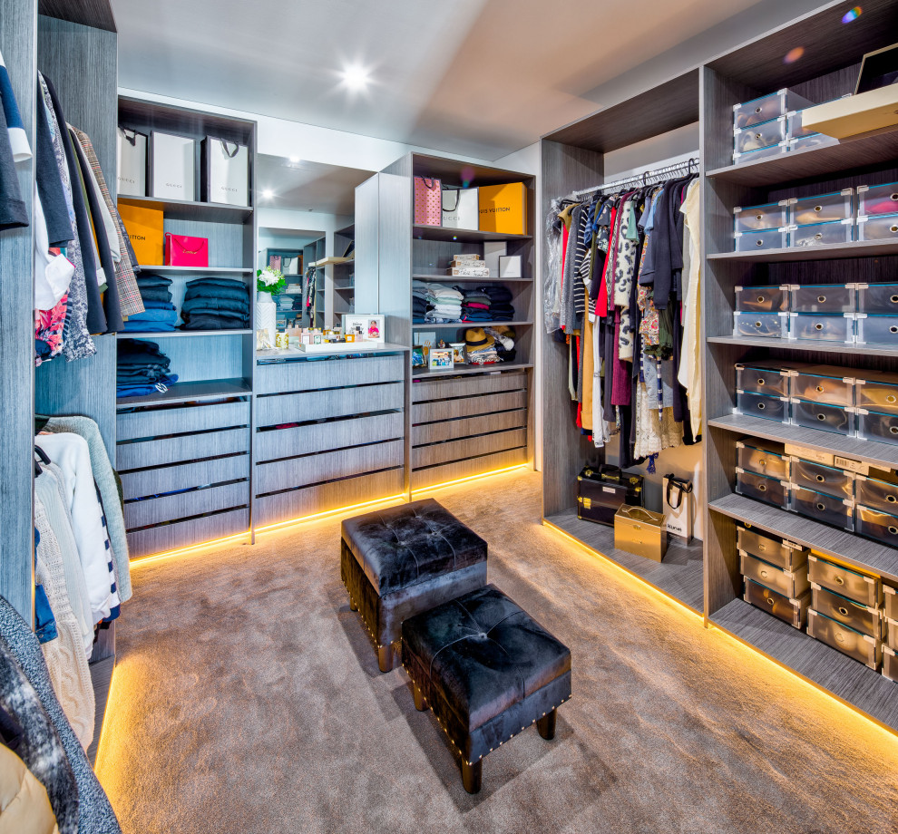 Idéer för stora funkis walk-in-closets för kvinnor, med heltäckningsmatta och beiget golv