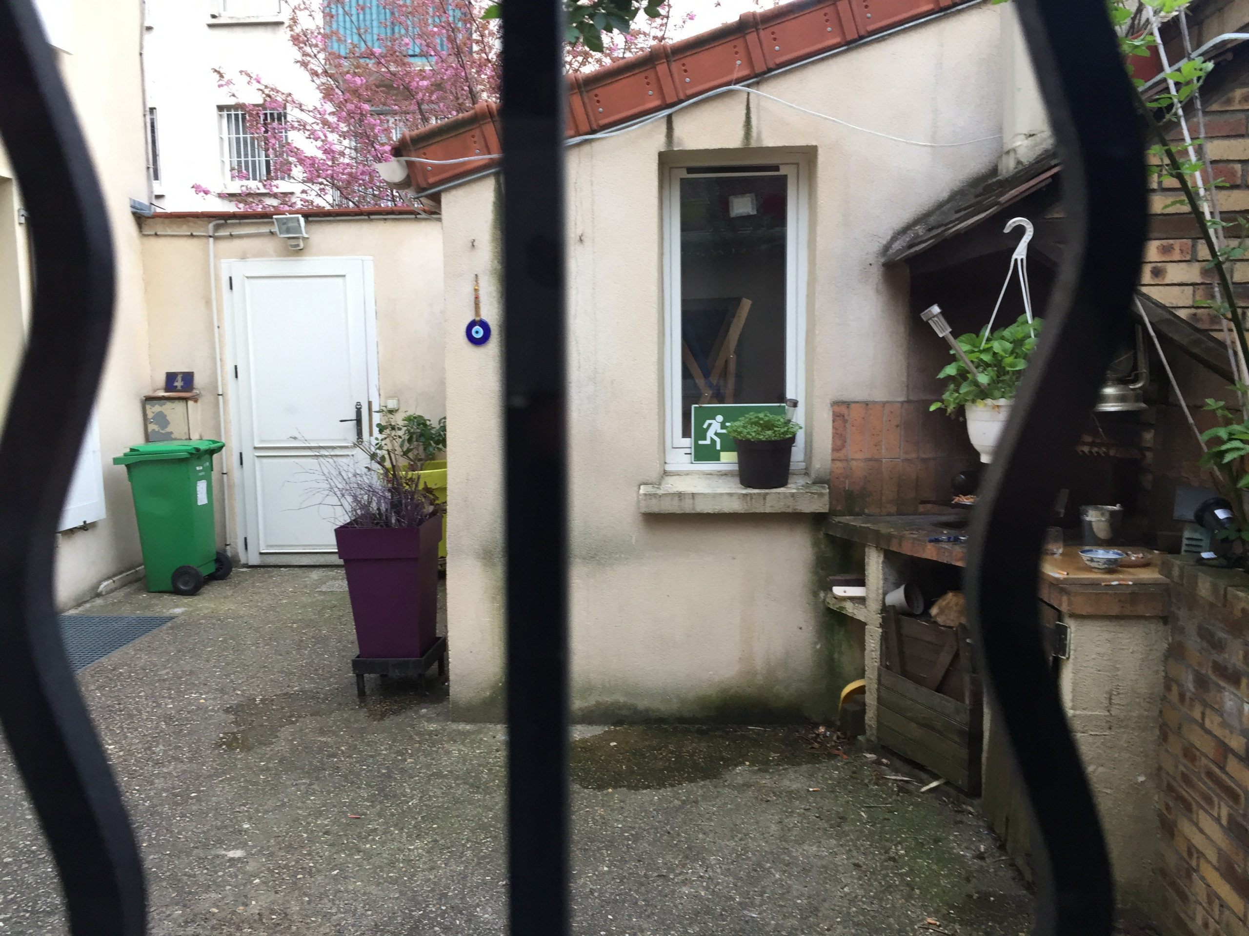 Dans la cour!