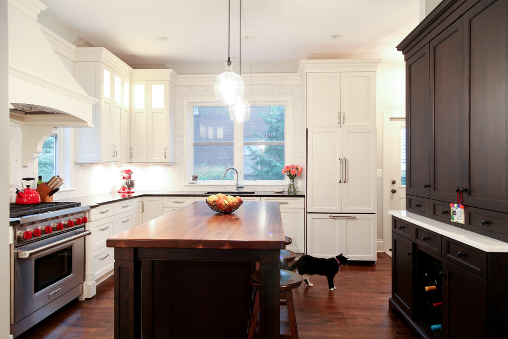 Design ideas for a traditional kitchen in Chicago.