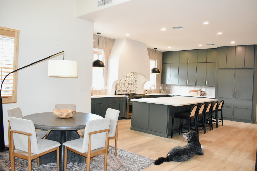 Kitchen - transitional kitchen idea in Phoenix