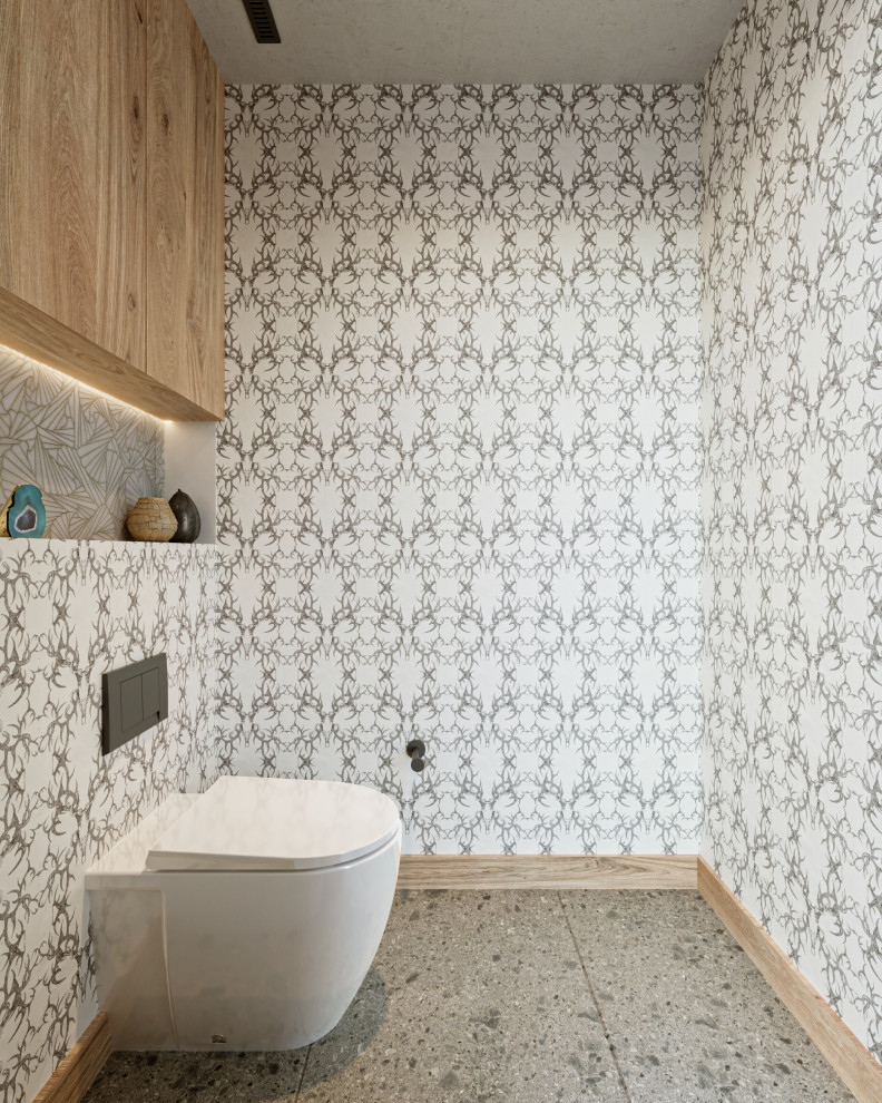 Skandinavisk inredning av ett stort grå grått en-suite badrum, med möbel-liknande, skåp i ljust trä, ett badkar i en alkov, en öppen dusch, en vägghängd toalettstol, grå kakel, kakelplattor, vita väggar, kalkstensgolv, ett undermonterad handfat, bänkskiva i kalksten, grått golv och med dusch som är öppen