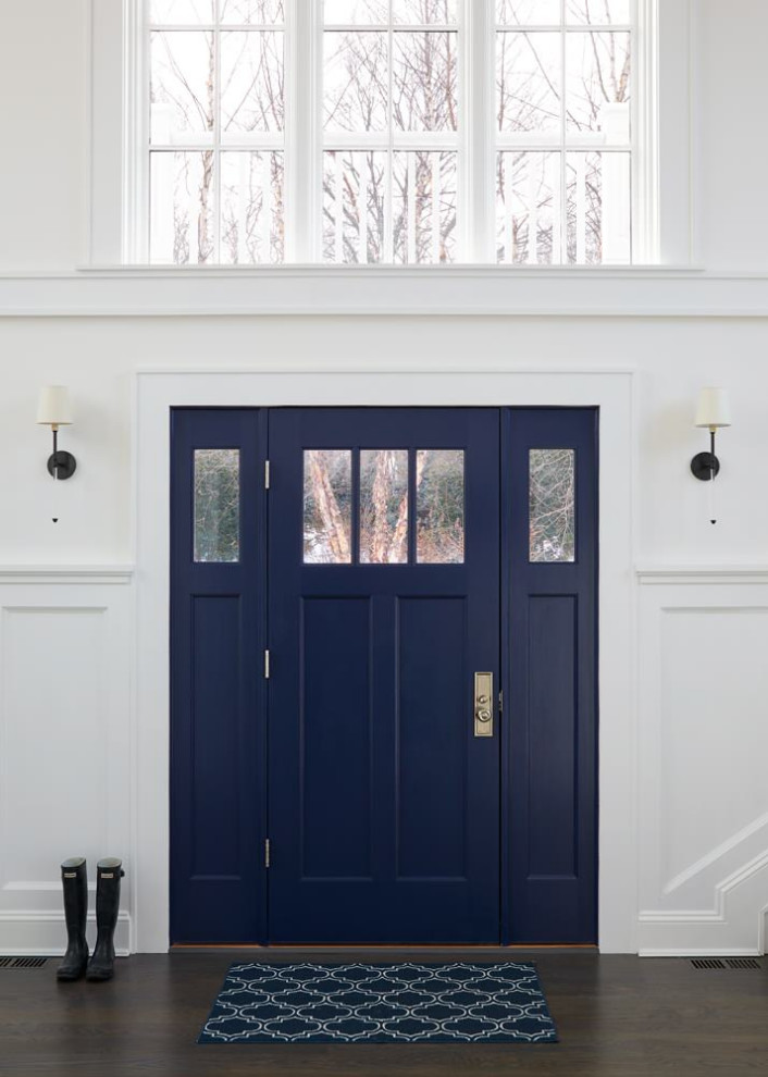 Ispirazione per una porta d'ingresso tradizionale di medie dimensioni con pareti bianche, una porta singola e una porta blu