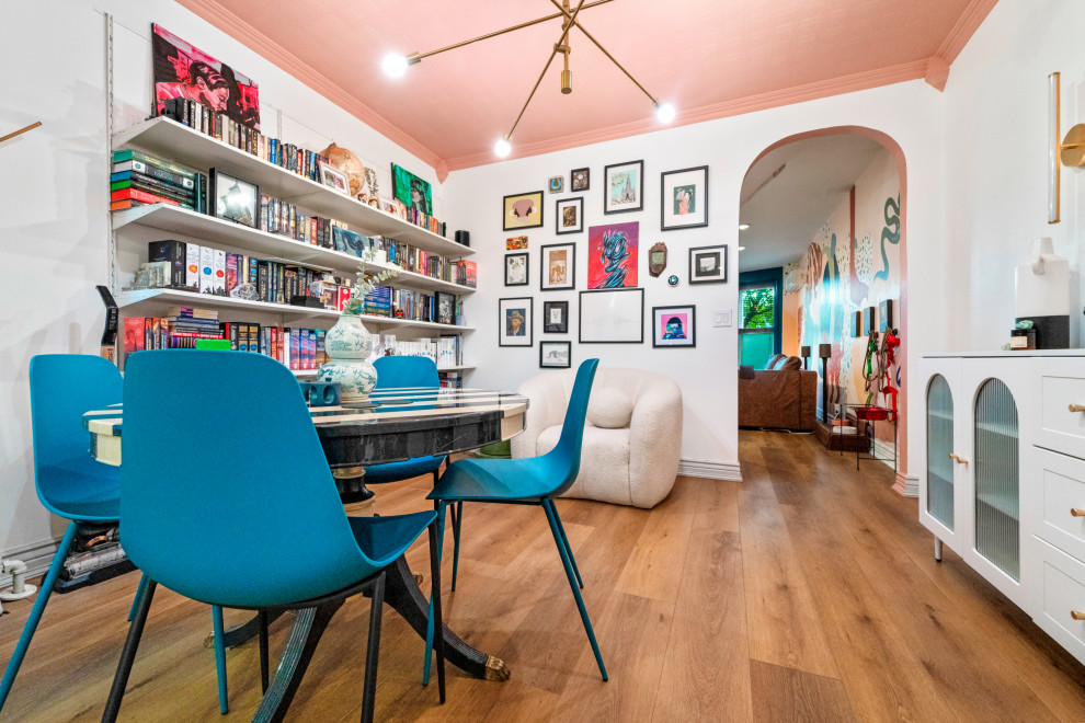Cette photo montre un petit bureau éclectique avec une bibliothèque ou un coin lecture, un mur beige, un sol en vinyl, un sol marron et un plafond voûté.