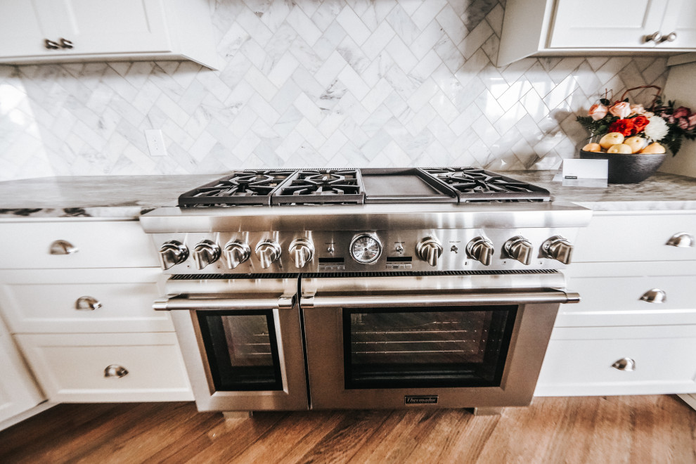 Transitional kitchen photo in Seattle