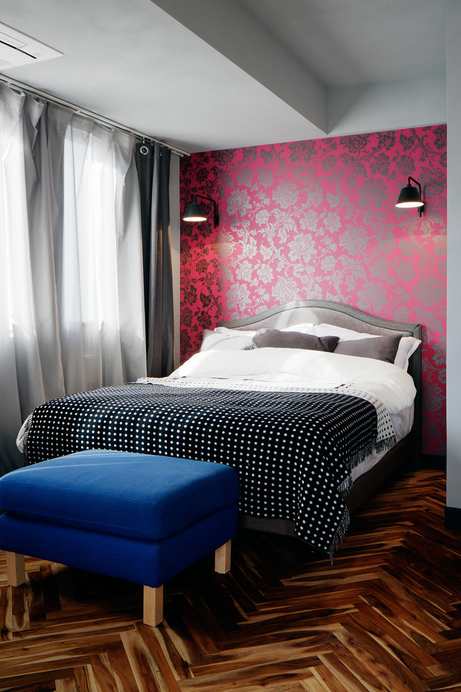東京23区にあるエクレクティックスタイルのおしゃれな寝室 (濃色無垢フローリング、茶色い床、ピンクの壁) のインテリア